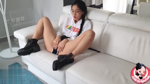 China Student masturbating in the living room