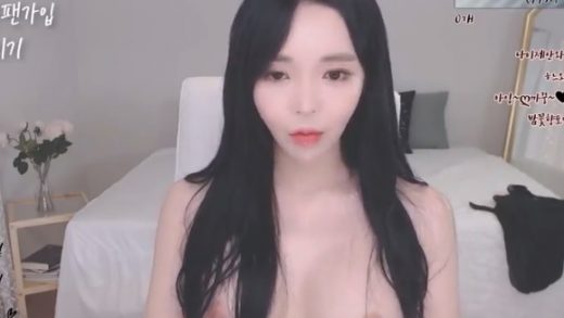 Korean girl put a transparent dildo into her vagina