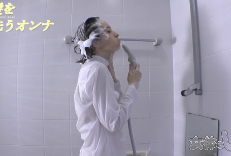 the girl Japan showered while masturbating