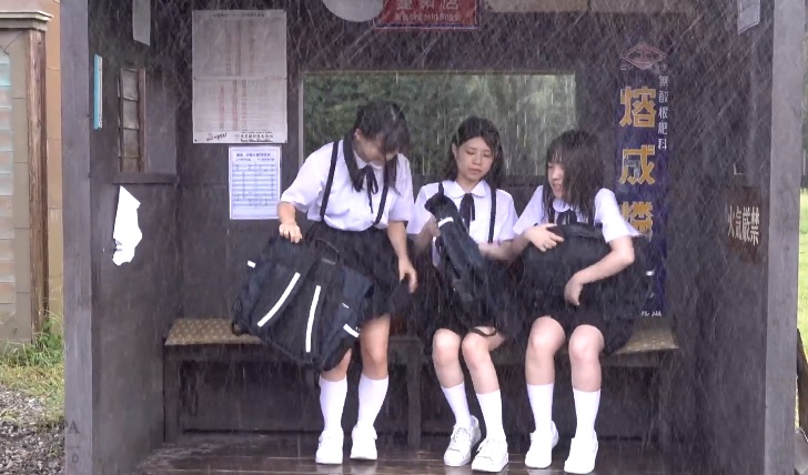 6000Kbps FHD IBW-810Z Japan college students making love at the bus stop when it rains