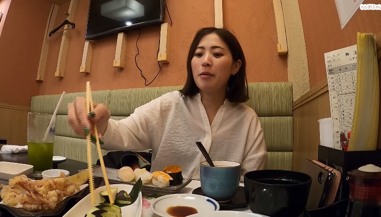 Japan girl Eat sushi and have sex in the open air bath