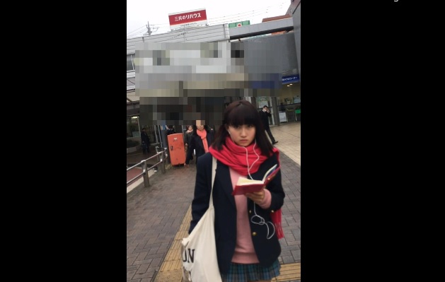 secretly filming Korean girls' skirt at the subway station