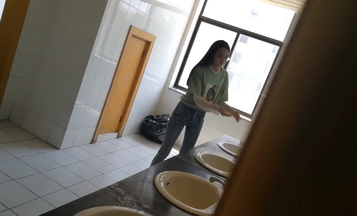 secretly hidden super clear Taiwan female students urinating at school